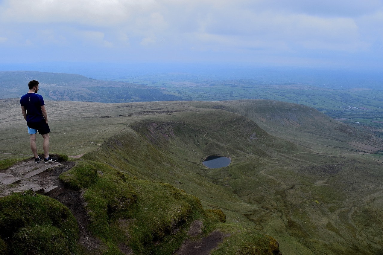 needpix - pixabay - iankelsall1 - hiker on snowdon