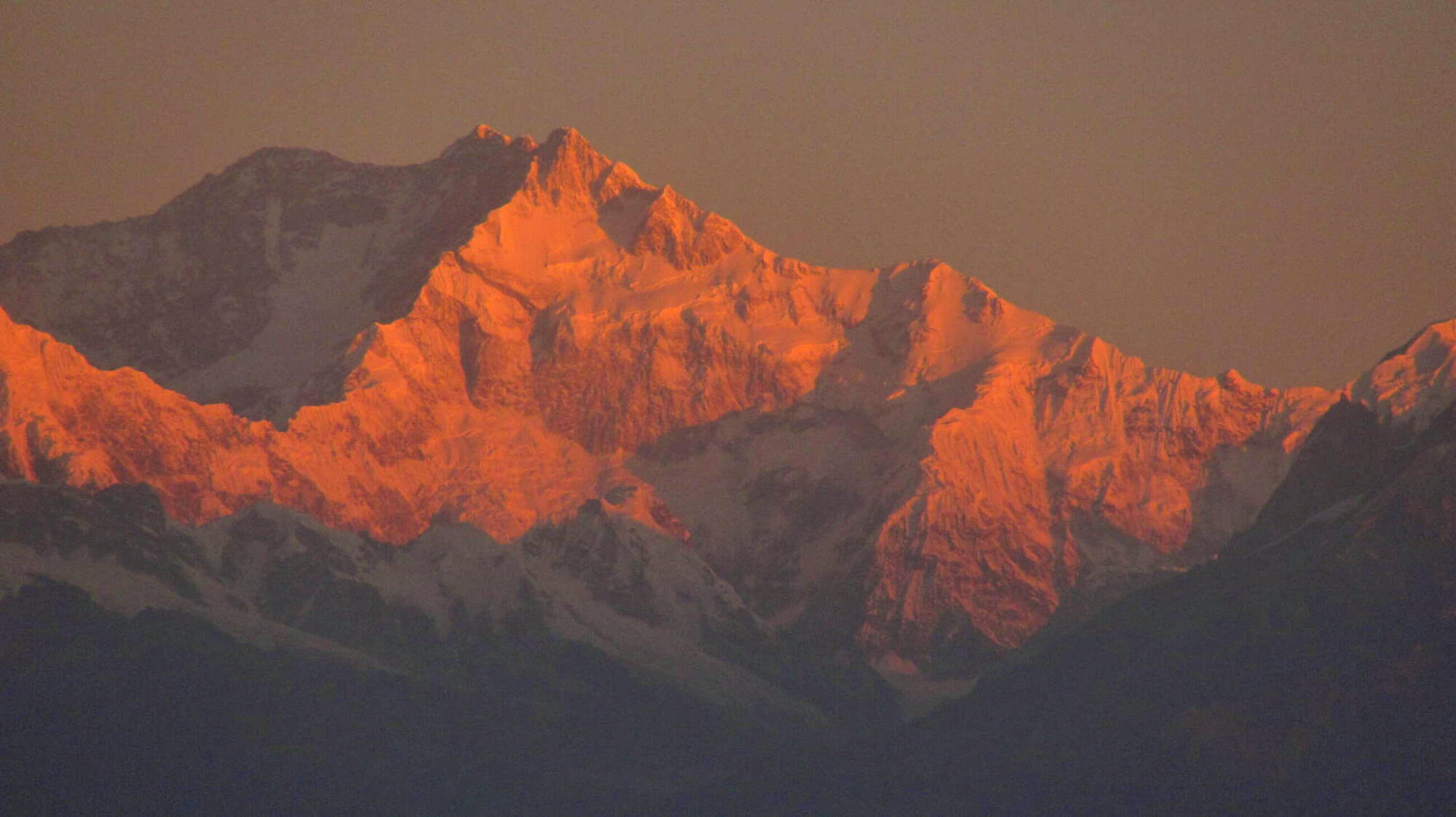 Kangchenjunga at Sunrise (wikimedia commons)