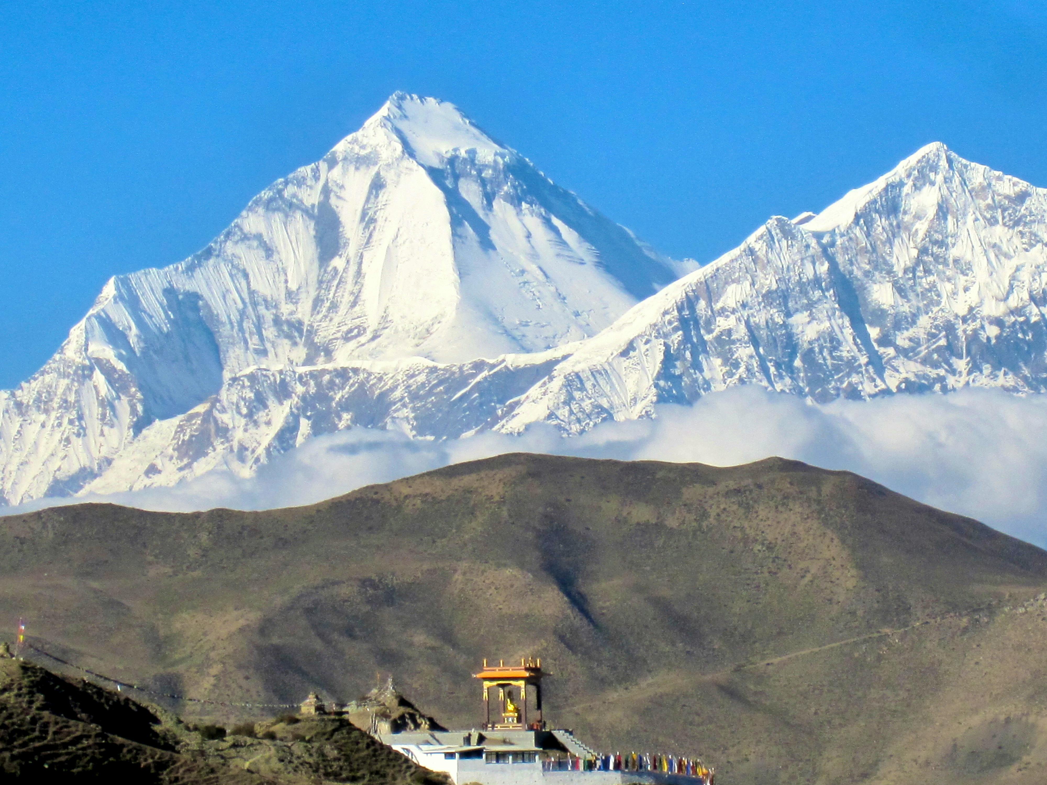 Dhaulagiri mountain with monastery in the background (wikimedia commons by picasa)