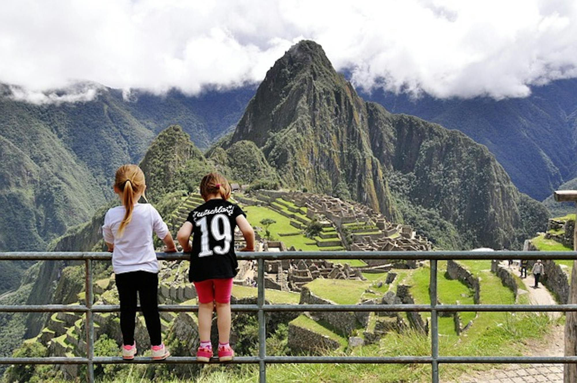 pixabay-roses street-children-at-machu-picchu