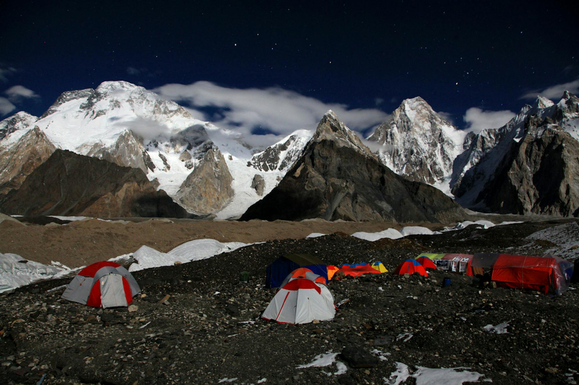 mountains_of_broad_peak_pakistan (wikimedia commons by khubab)