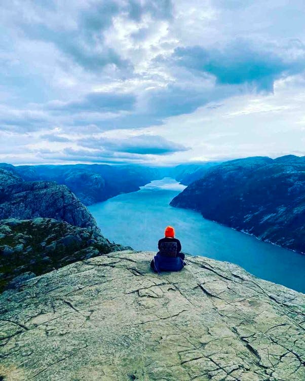 woman-sitting-on-pulpit-rock