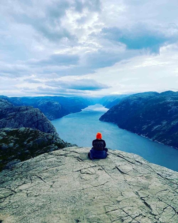 woman-sitting-on-pulpit-rock