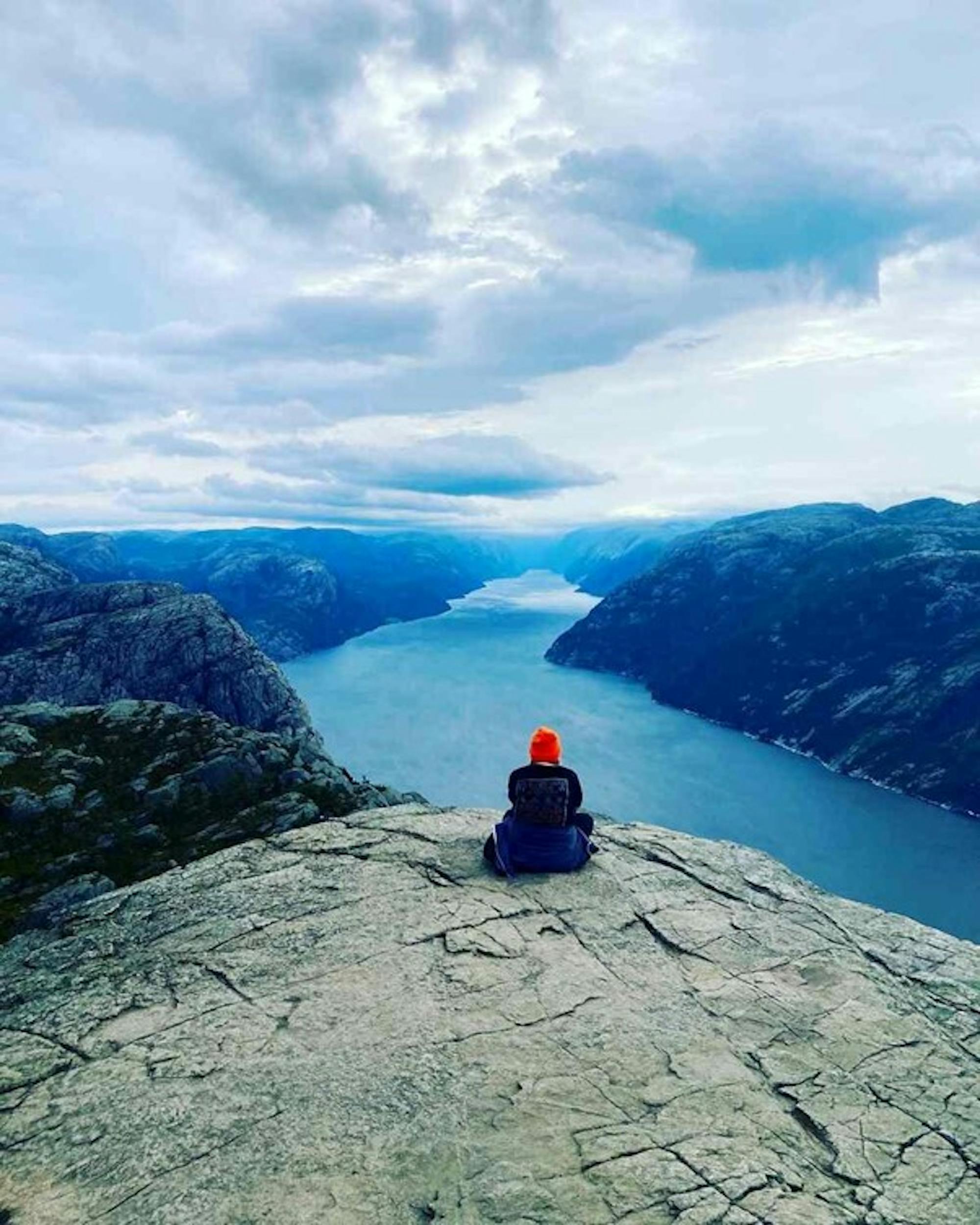 woman-sitting-on-pulpit-rock